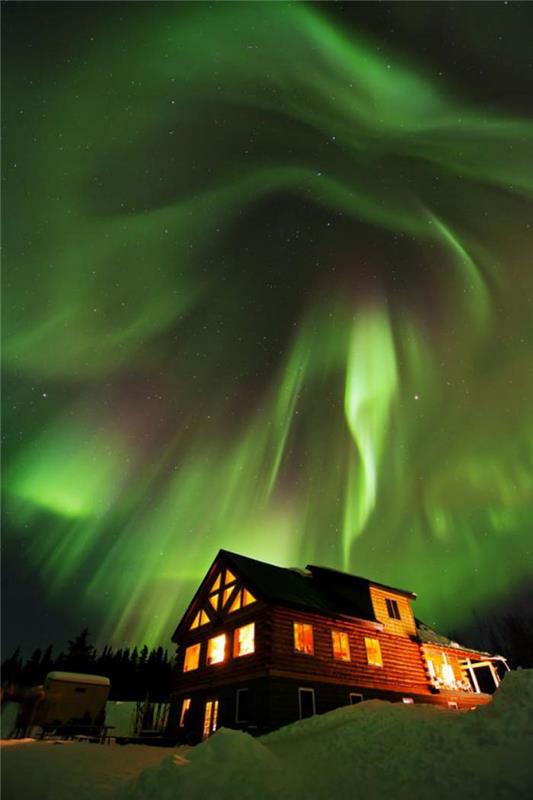 aurora-borealis-fantastik-gösteri-dağ evi-ve-aurora-borealis