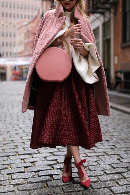 trendovski rdeči čevlji, bordo krilo z belim puloverjem in plaščem v roza torbici, srednje blond frizura