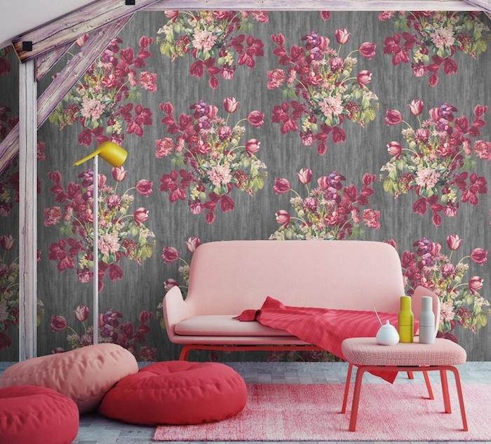 çiçek motifli gri, koyu gri duvarlar, pembe kanepe, kırmızı ayaklı pembe masa, pembe ve kırmızı puf, pembe halı ile renk ilişkilendirme örneği
