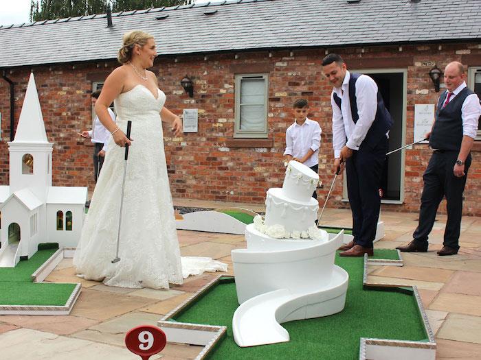 Uzun beyaz elbise, straplez gelinlik, düğünü için minyatür golf oynamak, golf düğün pastası