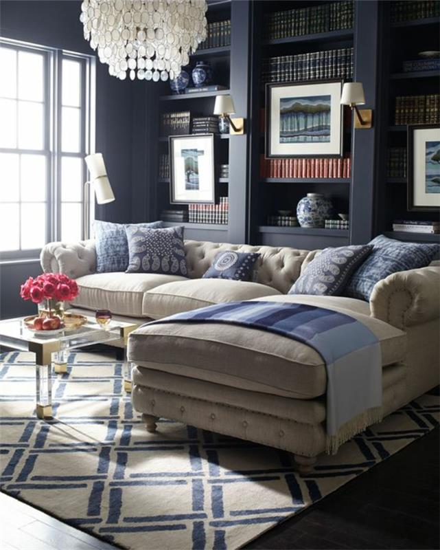 račja modra dekoracija dnevne sobe z diamantno preprogo v modro -beli barvi in ​​velik lestenec v kartonskih obeskih