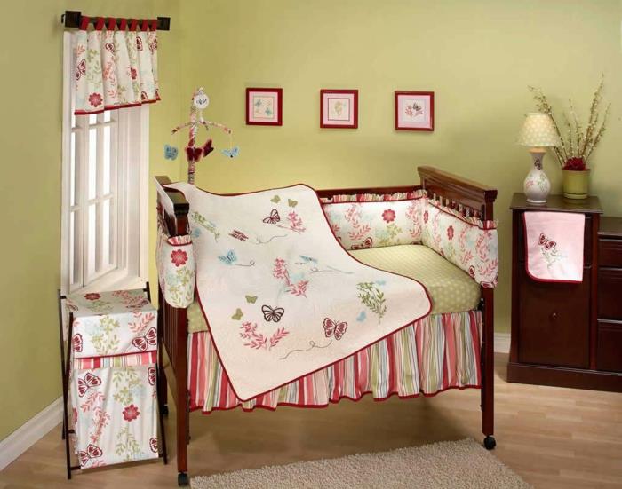 kūdikio mergaitės kambario apdaila, senovinė komoda, senovinė lova, žalia spalva nudažyta siena