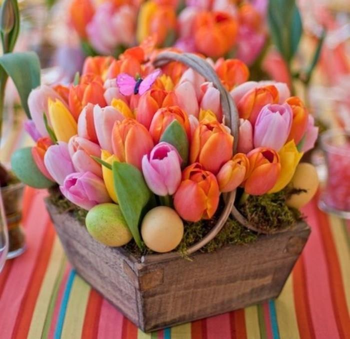 gėlių dėžutė su gražiais įvairių spalvų tulpėmis ir minkštųjų spalvų sprogimo kiaušiniais