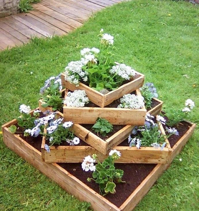 padėklų sodinimo idėja, lysvės tipas, asimetriškai išdėstytos kvadratinės gėlių dėžutės, baltos ir violetinės gėlės