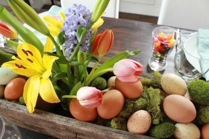 medinis padėklas, pripildytas gėlių ir kiaušinių, žavingas Velykų deko idėja