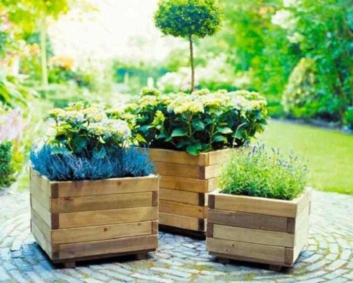 idėja, kaip padengti padėkliuką padėkle, surinktas medines lentas ir aromatinius augalus, išdėstytus viduje, deco jardin exterieur