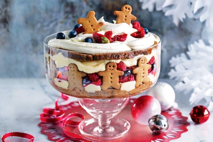 Noel pastası tarifi, zencefilli çörek, kırmızı meyve ve krem ​​şanti ve zencefilli kurabiye adam süslemeli bagatelle veya şekerleme