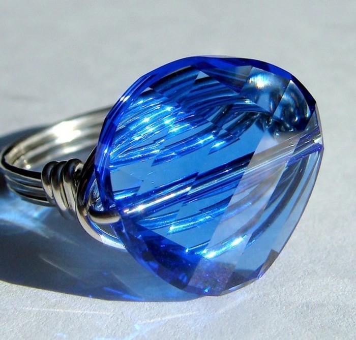 modro-kristalno spremenjen prstan
