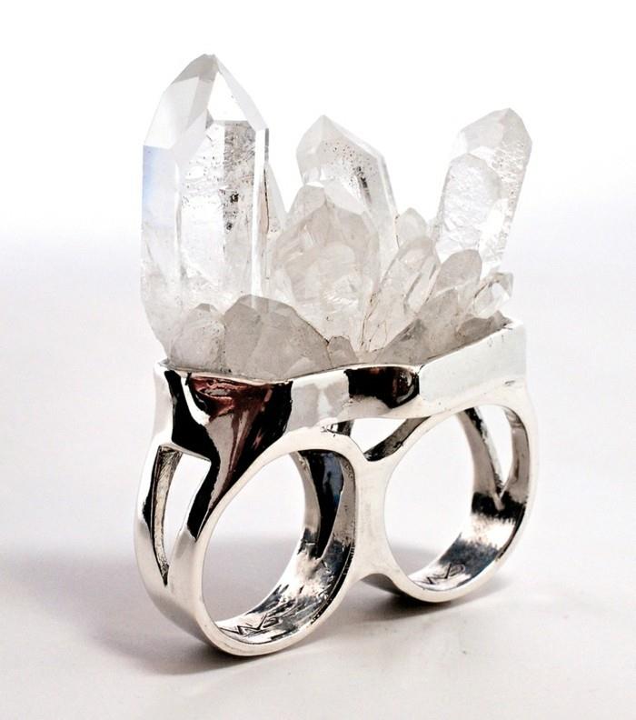 surov kristalni prstan z dvema prstoma