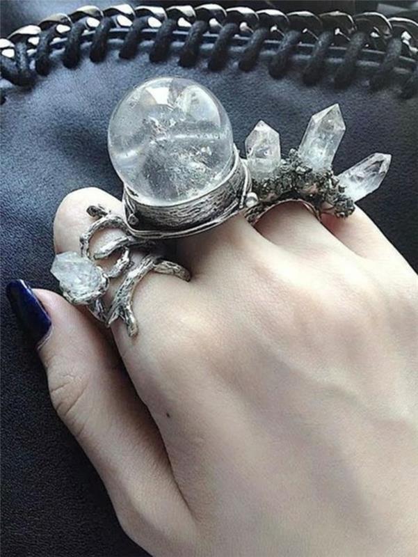 kristal-prstan-dva prsta-velike-kroglice-grobo spremenjene velikosti