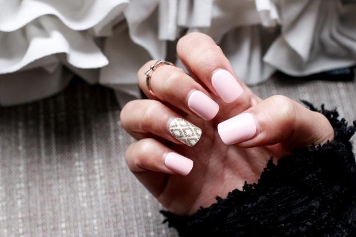 ideja za preprosto manikuro v bledo roza barvi z belo in zlato dekoracijo na prstancu