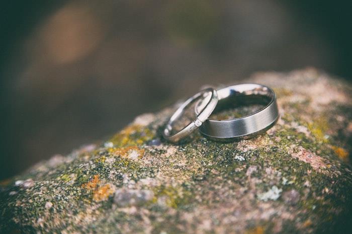 Preprost poročni prstan zanjo in zanj, izbira materiala za poročne prstane
