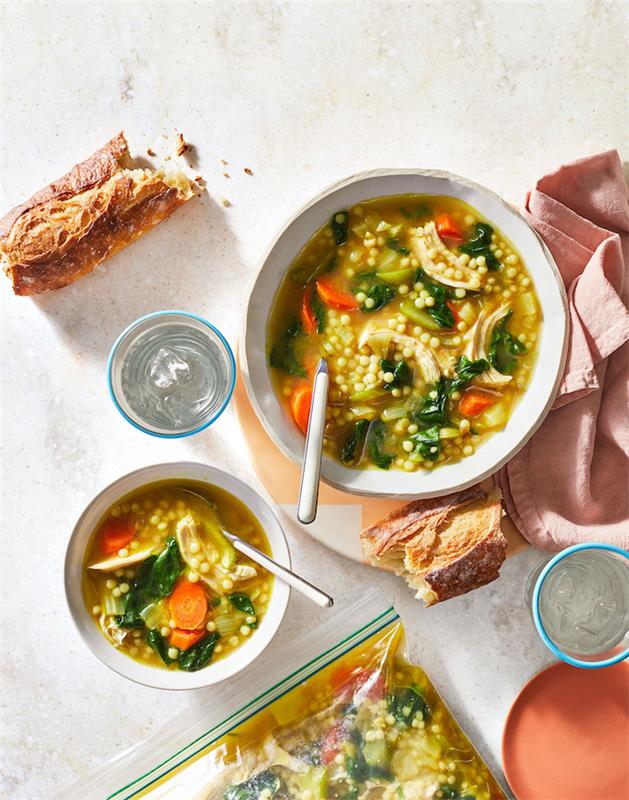 Minestra alle verdure, spezzata baguette a metà, zuppa alle verdure, idee per cena veloce e leggera