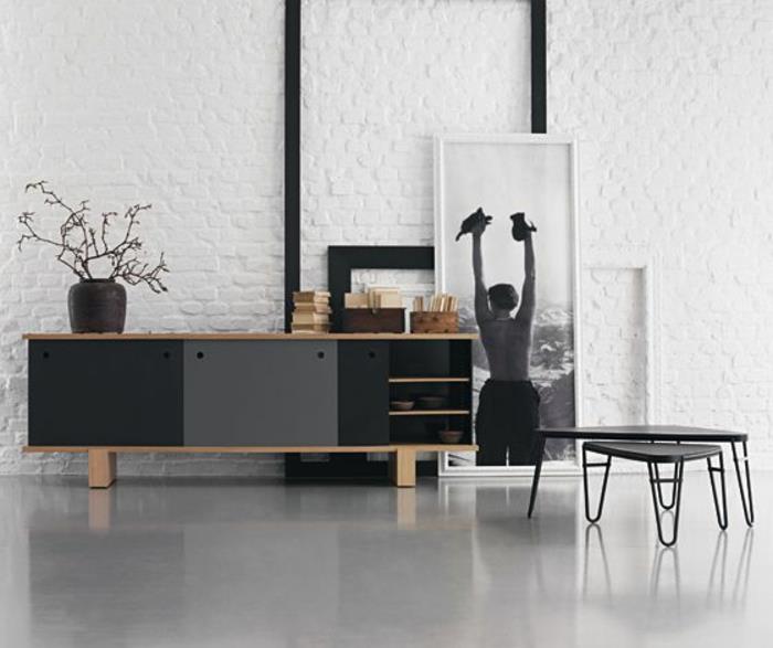 indauja-konforama-modernus-medinis-indaujos-juodas-lakuotas-grindys-pilkos-lono-gyvenamasis kambarys-su plytu siena-blanca