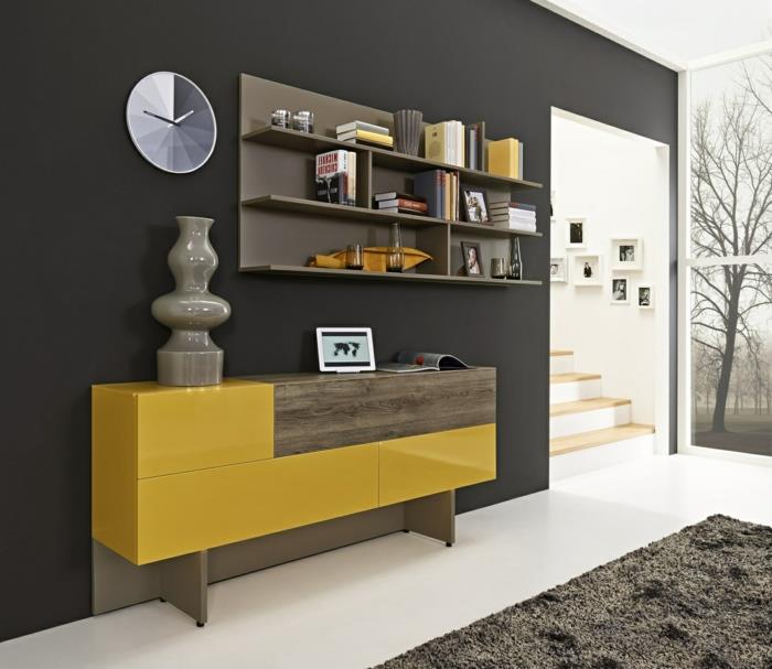 moderni-indauja-prašmatnioje-svetainėje-su juodomis sienomis ir geltonais ir rudais baldais-didelis langas
