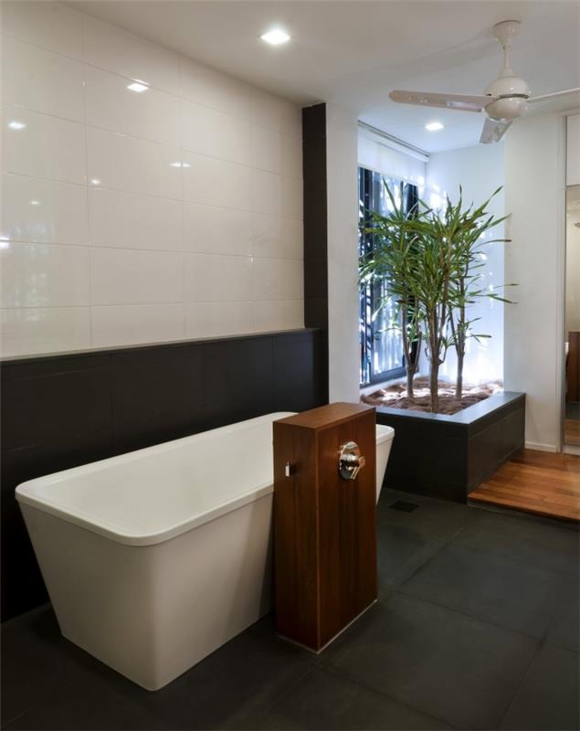 kaip sutvarkyti vonios kambarį su dviejų spalvų sienomis baltos ir juodos spalvos su mediniais baldais, zen vonios dekoru