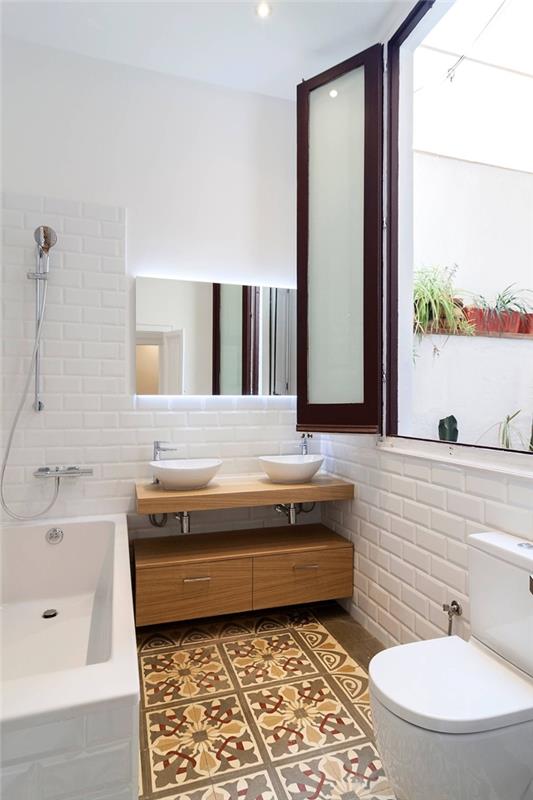 beyaz küvet beyaz tuğla karolar aksanx paslanmaz çelik küçük bir çift lavabolu banyo