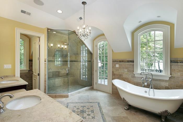 didelė vintažinė vonia, įmantri liustra, dideli langai, didelė dušo kabina