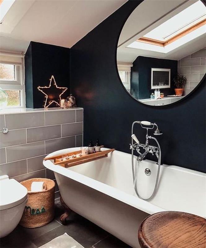 balta vonia juodame vonios kambaryje apvalus veidrodis pintas krepšelis stalas plteau mediena aptarnavimas jauki atmosfera