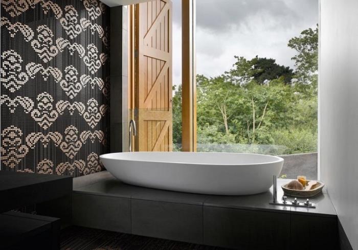 vodoodporna tapeta za kopalnico v beli in črni izvedbi s talnimi ploščicami v antracitno sivi barvi