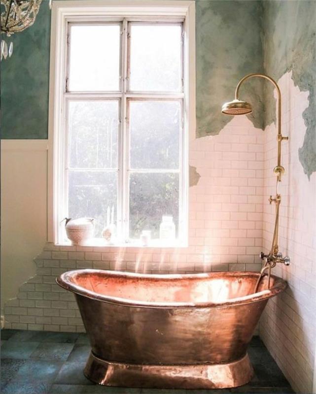 majhna sodobna kopalnica, dekor kopalnice zen, kopalniške ideje, kovinska kad v bronasti barvi, polovice bele stene s ploščicami in polovica v naftno zeleni barvi, obrabljen učinek