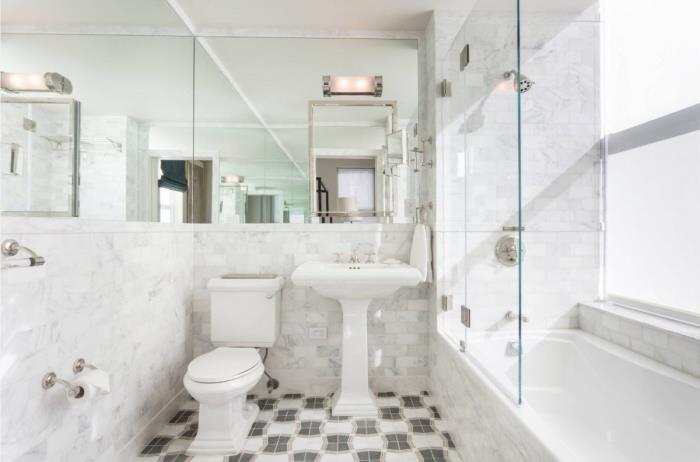 beli model kopalnice z marmornimi ploščicami z velikim ogledalom, ideja za postavitev majhnega prostora z ogledali