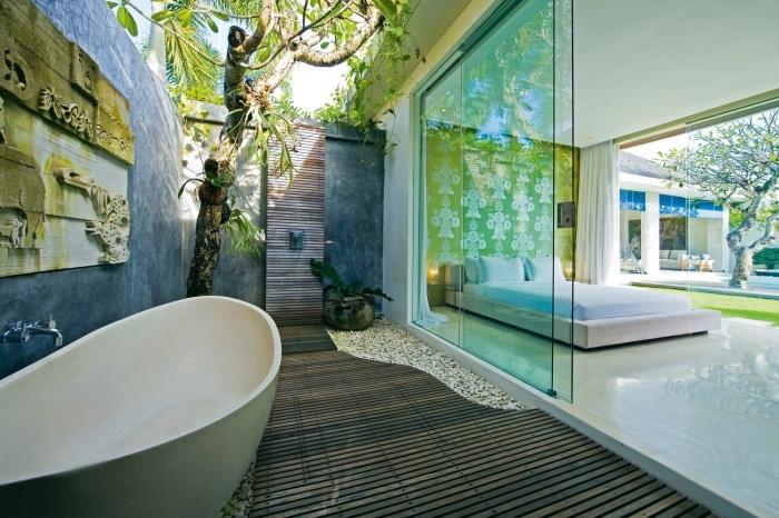 beton efektli boyalı duvarlar ve dikdörtgen ahşap duş teknesi ile arka bahçede banyo düzeni