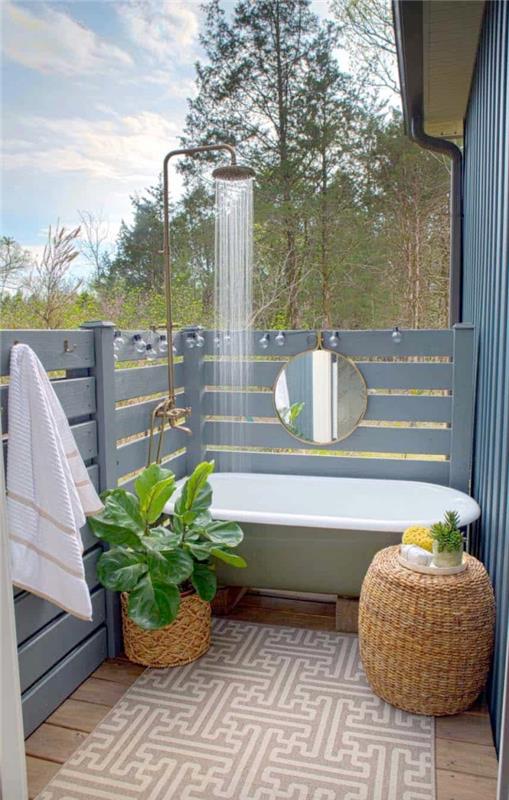 urejanje verande v kopalnici, okrasna lesena terasa s kovinsko deževno prho in samostoječo kadjo