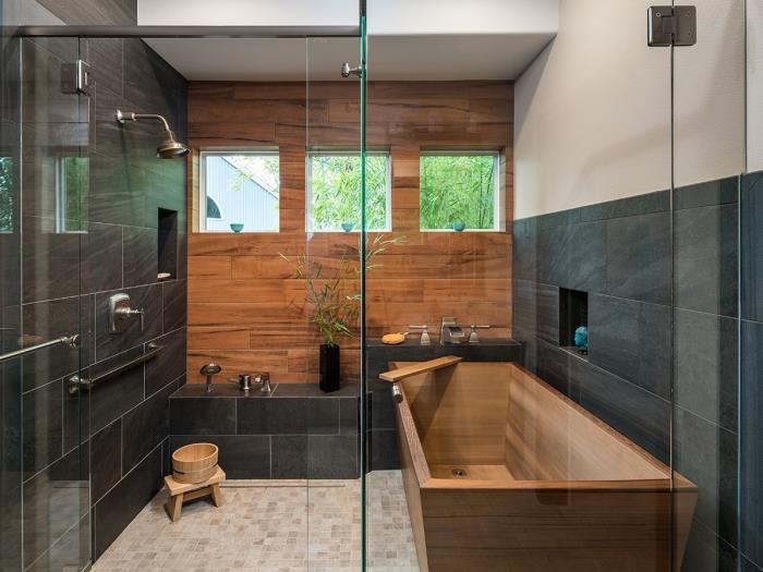 kokios spalvos su pilka japoniško stiliaus vonios kambaryje, nedidelis vonios kambario išdėstymas su medine vonia
