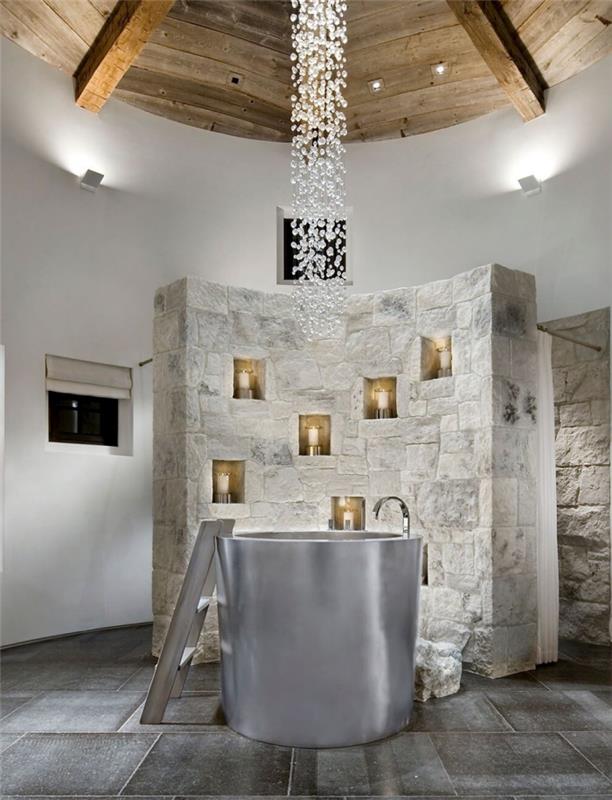 modernus ir prabangus dizainas vonios kambaryje su baltomis sienomis su akmens efekto grindimis, japoniškas laisvai stovintis vonios modelis