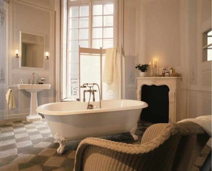 beyaz lavabo, musluklu ayaklı küvet, dikdörtgen ayna, küçük duvar lambaları, dekoratif şömine, gri ve beyaz küvet