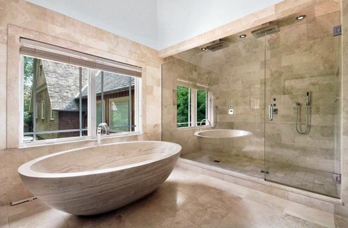 lüks banyo, traverten küvet, büyük pencere, duvar aynası ve duşakabin