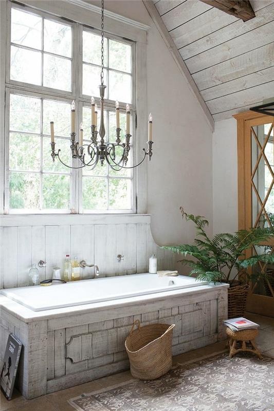 dikdörtgen beyaz küvet, büyük vintage avize, eğimli banyo tavanı, yeşil bitki