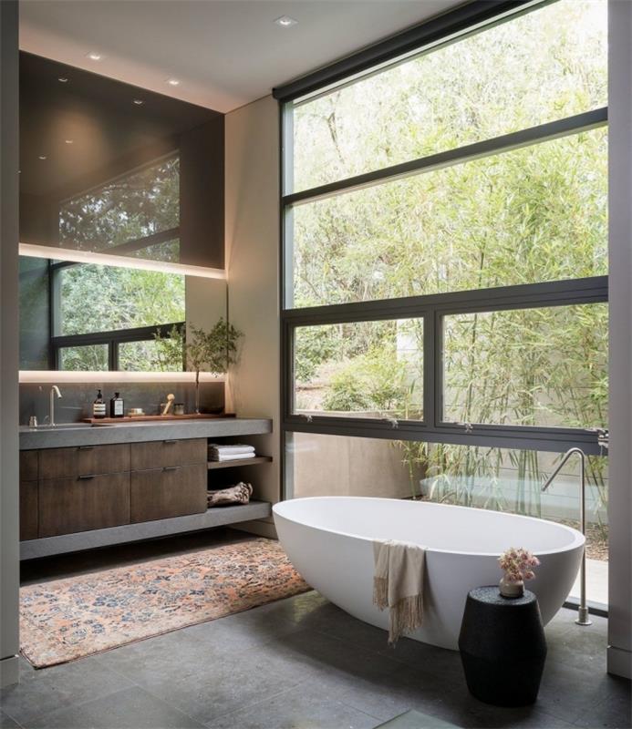 pavyzdys, kaip dekoruoti nedidelį šiuolaikišką vonios kambarį su laisvai stovinčia japoniška vonia ir betoninėmis efektinėmis plytelėmis