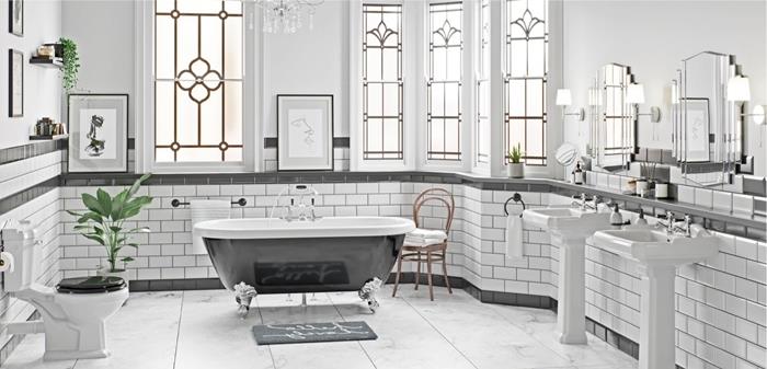 laisvai stovinti vonia chromas retro prašmatnus vonios kambarys baltos sienos dažai langai žalvario akcentai veidrodžiai pjedestalo kriauklė