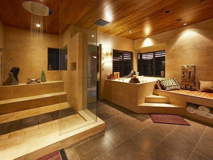 medinės lubos šiuolaikiškame vonios kambaryje, lietaus dušas, travertino akmens grindys