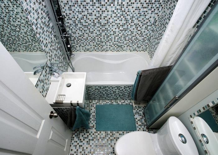 zamisel, kako okrasiti majhno sobo, model kopalnice z modro -belo ploščico za stene