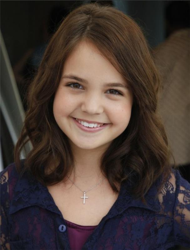 bailee-madison-pričeska-velika-punca-izvirna-ideja-rahlo valoviti-lasje-naraven videz