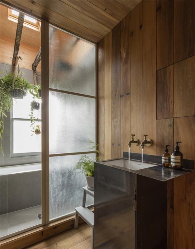 modernus dizainas medžio ir baltos spalvos vonios kambaryje su juoda kriaukle, „Zen“ vonios kambario dekoro idėja su kabančiais augalais
