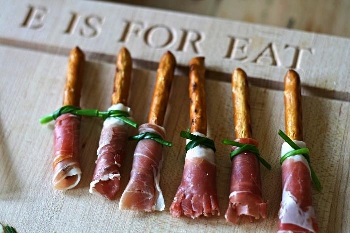 proscuitto ve simit ile cadı süpürgeleri, orijinal bir cadılar bayramı temalı aperatif için tarif fikirleri