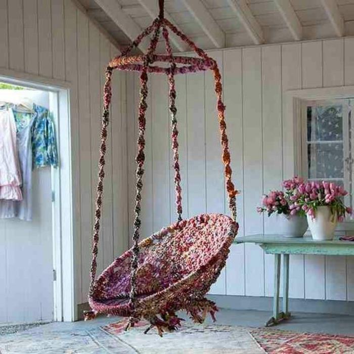 gugalnica za odrasle, barvit gugalni stol v slogu boho chic, turkizna miza in cvetlični lonci