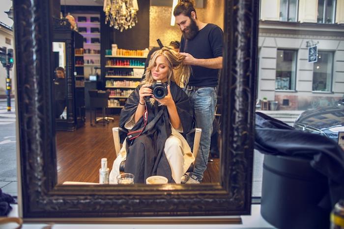 blondinka, stenj, ženska pred velikim ogledalom, lepotni tretmaji las, obisk frizerskega salona, ​​stekleni in kristalni lestenec