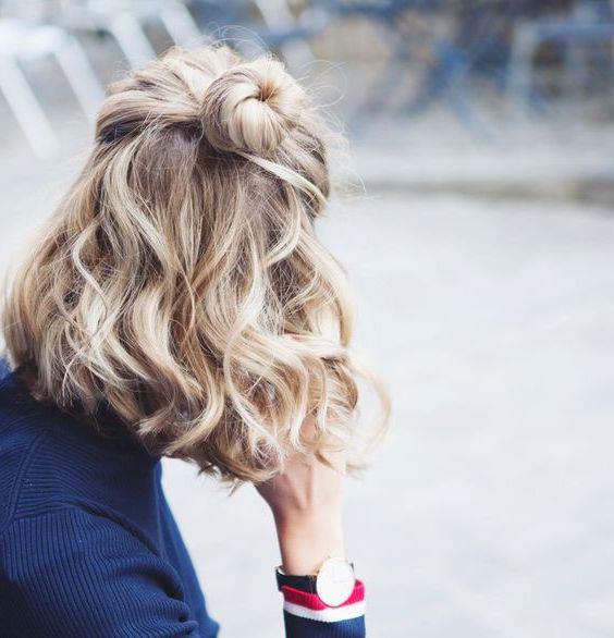 valovit kvadrat s punđico na vrhu, blond balayage, priložnostna boemska podoba, ulična obleka