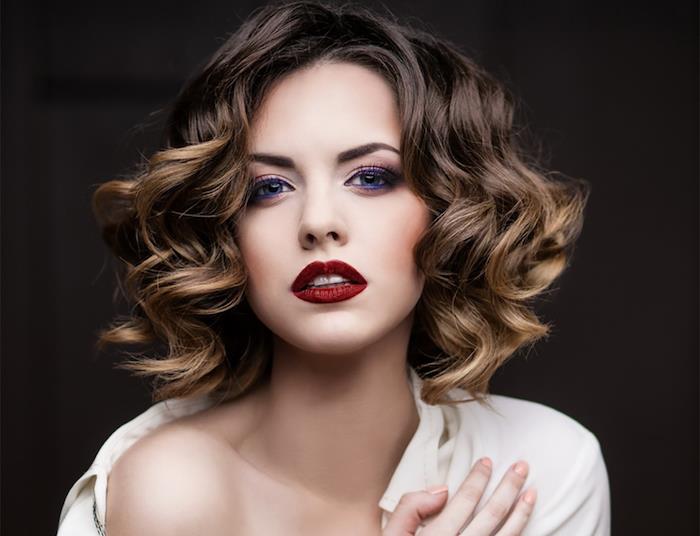 karamel balayage, mat bordo šminka, ličila za modre oči z modrim svinčnikom in vijolično maskaro