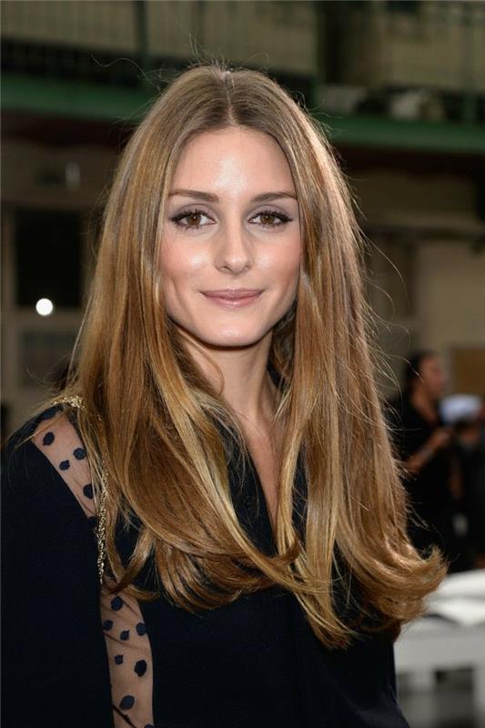 Olivia Palermo, esmer kaide üzerinde karamel balyaj, siyah kıyafet, arkaya taranmış saçlar