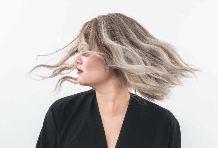 primer blondinka balayage na rjavolasko s posvetljenimi konci v beli blondinki in temno rjavimi koreninami