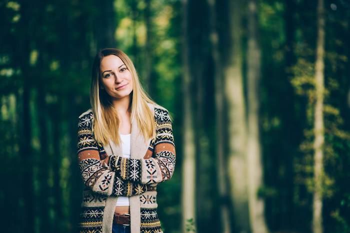 trendovska barva las, bež jopica z rjavimi in belimi vzorci snežink, ravni ombre lasje