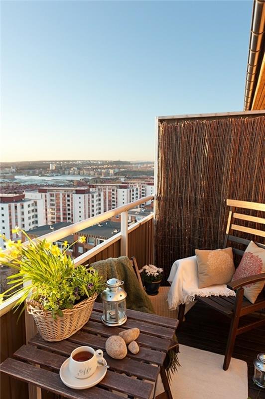 güzel manzaralı balkon-muhteşem-şehir-muhteşem-ahşap-masa-balkon
