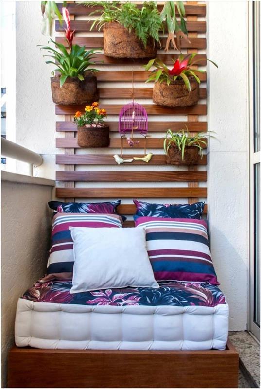 idėja mažam balkonui mieste, kiemo kėdės pagalvėlė, balkono sienų sodinukas