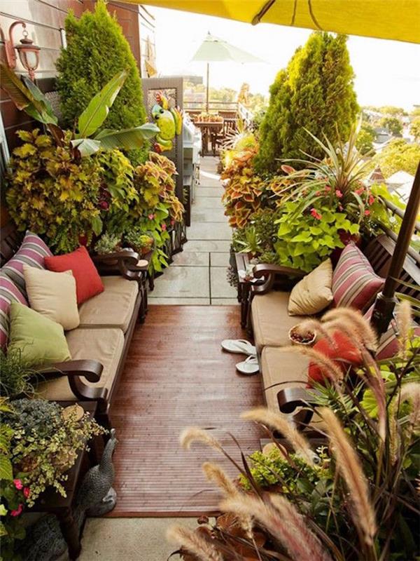 terasa su augaline dekoracija, tikmedžio grindys balkonui, gėlėmis užpildyti balkonai ir terasos